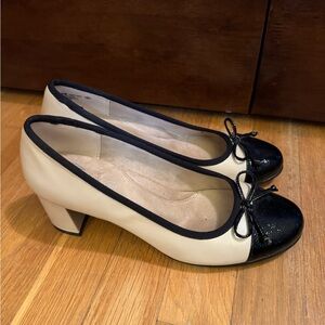 AEROSOLES Two-Tone ‘Foxy Lady’ Black and Cream Heels